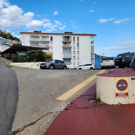 Les Pieds Dans L'Eau, La Tete Dans Les Nuages, Roses Exterior foto